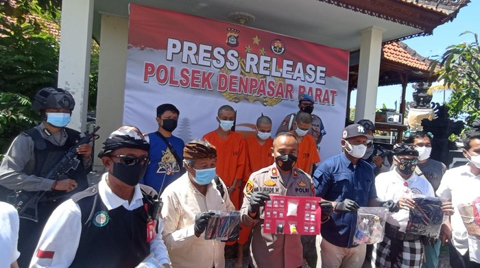 Konferensi pers Polsek Denpasar Barat terkait pengungkapan tiga remaja penjual es boba sebagai pemakai dan pengedar narkotika jenis sabu-sabu.