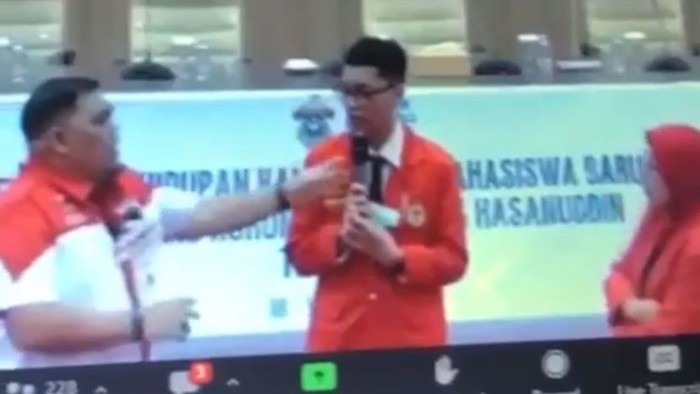 Mahasiswa baru Unhas diusir dosen karena memilih gender netral viral di media sosial.