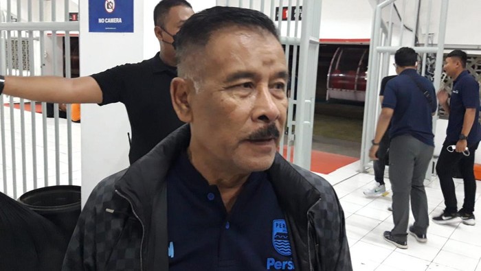 Manajer Persib Bandung H Umuh Muchtar di sela laga PSS vs Persib di Stadion Maguwoharjo, Sleman, Jumat (19/8/2022).