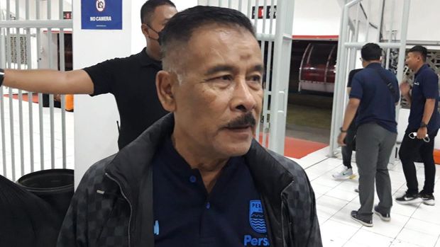 Manajer Persib Bandung H Umuh Muchtar di sela laga PSS vs Persib di Stadion Maguwoharjo, Sleman, Jumat (19/8/2022).