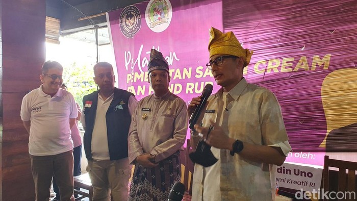 Menparekraf Sandiaga Uno memberi keterangan pers di Pekanbaru.