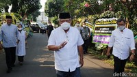 Begitu tiba, Basuki langsung berjalan menuju rumah duka.