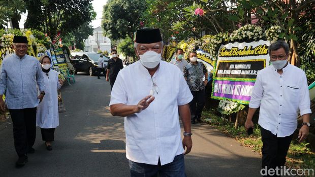 Ayah Wagub Jawa Timur Emil Dardak meninggal dunia usai mengalami kecelakaan di Tol Pemalang-Batang. Menteri PUPR Basuki Hadimuljono pun melayat ke rumah duka di Jakarta Timur.