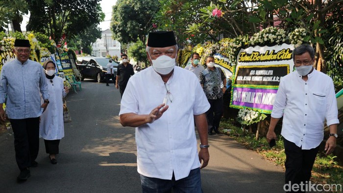 Menteri PUPR Melayat Almarhum Ayah Emil Dardak Ayah Wagub Jawa Timur Emil Dardak meninggal dunia usai mengalami kecelakaan di Tol Pemalang-Batang. Menteri PUPR Basuki Hadimuljono pun melayat ke rumah duka di Jakarta Timur.