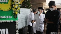Menteri Pekerjaan Umum periode 2004-2014 Djoko Kirmanto juga terlihat melayat ke rumah duka.