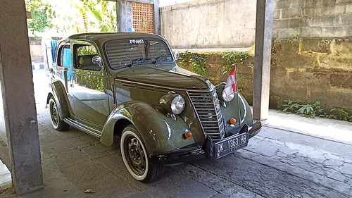 Mobil Fiat Konde keluaran 1943 koleksi dr I Gusti Ngurah Bagus Mahayasa di Tabanan, Bali.