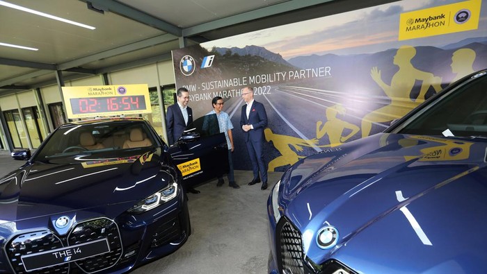 BMW Group Indonesia bersama dengan PT Bank Maybank Indonesia, Tbk. (Maybank Indonesia) hadirkan seremonial serah terima rangkaian kendaraan BMW yang akan menjadi Lead Car di Maybank Marathon 2022.
