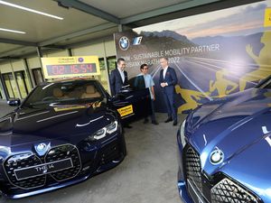 Mobil Listrik BMW jadi Lead Car di Marathon Maybank 2022