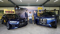 Untuk memberikan kenyamanan dan keamanan bagi para peserta, serta berikan sustainable running experience yang hanya didapatkan di Maybank Marathon, BMW Group Indonesia sebagai Sustainable Mobility Partner menghadirkan BMW i4, kendaraan listrik murni (EV) BMW terbaru sebagai lead car untuk kategori marathon (42,197 km); MINI Electric (EV) sebagai lead car untuk kategori half marathon (21,0975 km); dan BMW iX yang merupakan flagship kendaraan listrik BMW sebagai lead car untuk kategori 10K. 