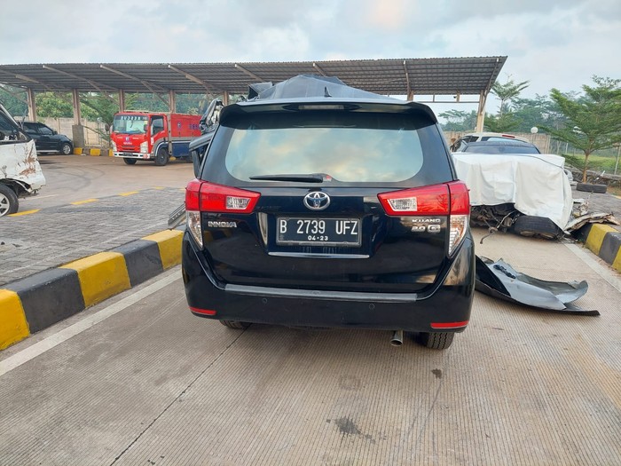 Mobil yang ditumpangi ayah Wagub Jatim Emil Dardak, Achmad Hermanto Dardak, kecelakaan di Tol Pemalang-Batang, Kabupaten Batang, Jawa Tengah, Sabtu (20/8/2022) pagi.