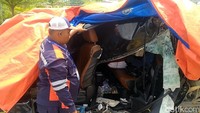 Tampak mobil Innova bernomor polisi B 2739 UFZ rusak parah di bagian depan dan samping. Foto: Robby Bernardi/detikJateng