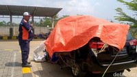 Saat kejadian, mobil itu menabrak bagian belakang truk Hino bernopol K 1909 BH yang melaju searah di depannya. Foto: Robby Bernardi/detikJateng