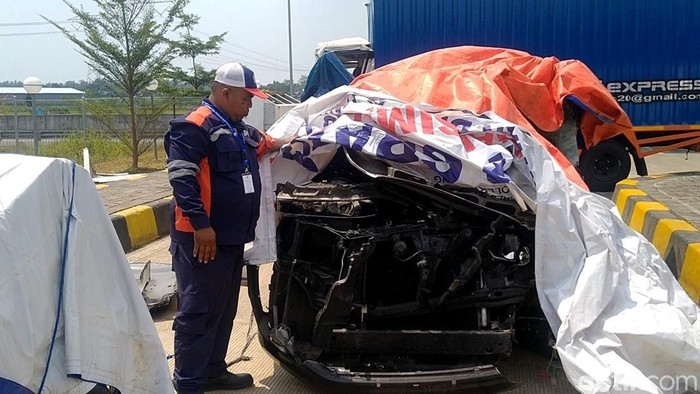 Mobil yang ditumpangi ayah Wagub Jatim Emil Dardak kecelakaan di Tol Pemalang-Batang, Jawa Tengah, Sabtu (20/8/2022). Mobil yang ditumpangi ayah Wagub Jatim Emil Dardak kecelakaan di Tol Pemalang-Batang, Jawa Tengah, Sabtu (20/8/2022).