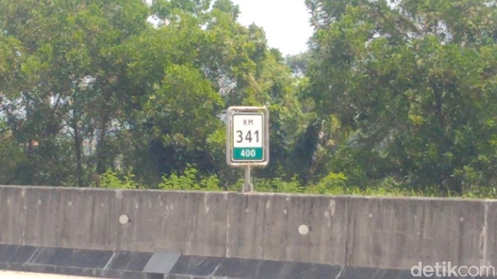 Mobil yang ditumpangi ayah Wagub Jatim Emil Dardak kecelakaan di Tol Pemalang-Batang, Jawa Tengah, Sabtu (20/8/2022). Mobil yang ditumpangi ayah Wagub Jatim Emil Dardak kecelakaan di Tol Pemalang-Batang, Jawa Tengah, Sabtu (20/8/2022).