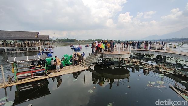 Objek wisata Situ Bagendit Garut.