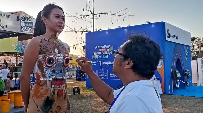 Para seniman, baik dari dalam maupun luar negeri membuat lukisan tubuh (body painting) dalam acara Sanur Village Festival 2022. Ada belasan seniman yang didukung juga dengan belasan model dalam kegiatan body painting tersebut.