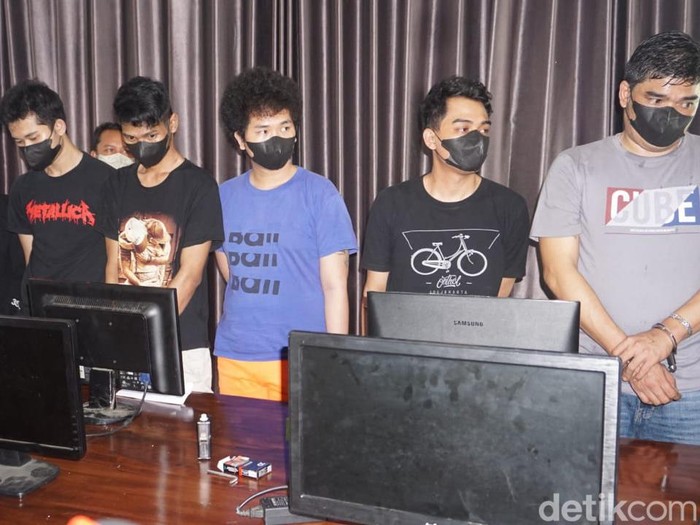 Para tersangka dalam kasus judi online jaringan Kamboja di Purbalingga, Sabtu (20/8/2022).