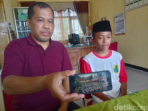 Pelajar SMP yang viral karena aksinya memanjat tiang saat bendera jatuh di tengah upacara peringatan HUT ke-77 RI