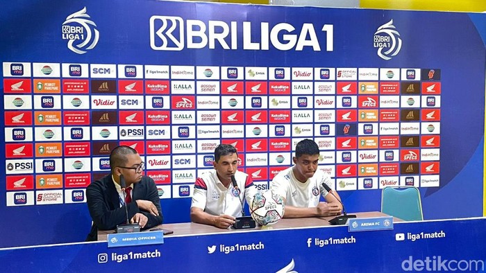 Pelatih Arema FC Eduardo Almeida pada sesi prescon usai laga melawan PSM Makassar.