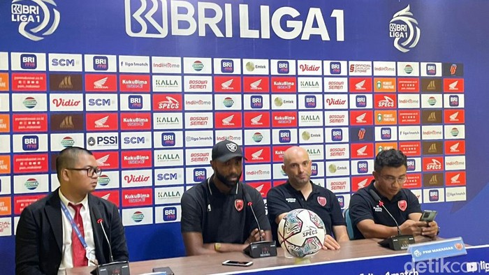 Pelatih PSM Makassar Bernardo Tavares dan pemain Yuran Fernandes saat sesi prescon usai melawan Arema FC