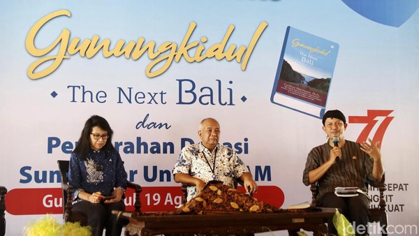 Acara dihadiri oleh Komisaris Independen BCA Cyrillus Harinowo, Bupati Gunung Kidul Sunaryanta, EVP CSR BCA Inge Setiawati, dan EVP Wealth Management BCA Ugahary Yovvy Chandra. Acara dihadiri oleh Komisaris Independen BCA Cyrillus Harinowo, Bupati Gunung Kidul Sunaryanta, EVP CSR BCA Inge Setiawati, dan EVP Wealth Management BCA Ugahary Yovvy Chandra.