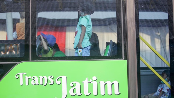 Penumpang menaiki armada bus TransJatim koridor Sidoarjo-Surabaya-Gresik saat peluncuran perdana bus di Terminal Porong, Sidoarjo, Jawa Timur, Jumat (19/8/2022). Pemerintah Provinsi Jawa Timur  mengoperasikan secara perdana sebanyak 22 unit bus TransJatim untuk koridor Sidoarjo, Surabaya, Gresik, dengan tarif normal Rp5.000 untuk umum dan tarif  Rp2.500 untuk pelajar. ANTARA FOTO/Umarul Faruq/aww.