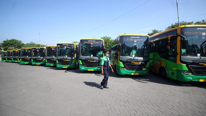 Penumpang menaiki armada bus TransJatim koridor Sidoarjo-Surabaya-Gresik saat peluncuran perdana bus di Terminal Porong, Sidoarjo, Jawa Timur, Jumat (19/8/2022). Pemerintah Provinsi Jawa Timur  mengoperasikan secara perdana sebanyak 22 unit bus TransJatim untuk koridor Sidoarjo, Surabaya, Gresik, dengan tarif normal Rp5.000 untuk umum dan tarif  Rp2.500 untuk pelajar. ANTARA FOTO/Umarul Faruq/aww.