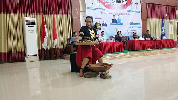 Penari Sanggar Toho Pahu SMAN 1 Dompu ketika menampilkan Tari Kahawa Ndai dari Dompu, NTB. 1
