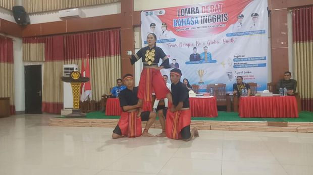 Penari Sanggar Toho Pahu SMAN 1 Dompu ketika menampilkan Tari Kahawa Ndai dari Dompu, NTB. 2