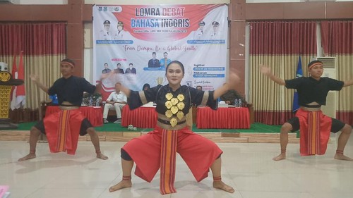 Penari Sanggar Toho Pahu SMAN 1 Dompu ketika menampilkan Tari Kahawa Ndai dari Dompu, NTB.