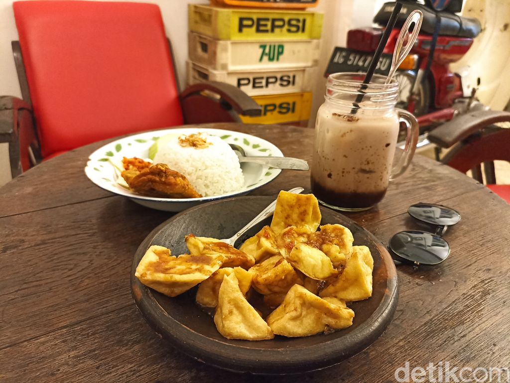Pengunjung di Cangkrukan Ningsih, hidden gems di Blitar
