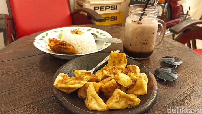 Pengunjung di Cangkrukan Ningsih, hidden gems di Blitar
