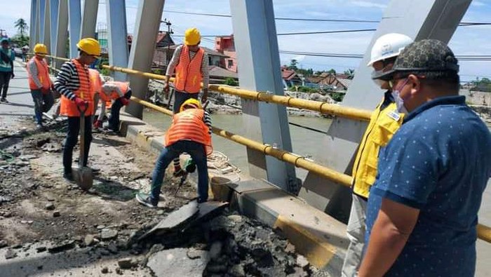Perbaikan jalan trans Sulawesi di Luwu Utara.
