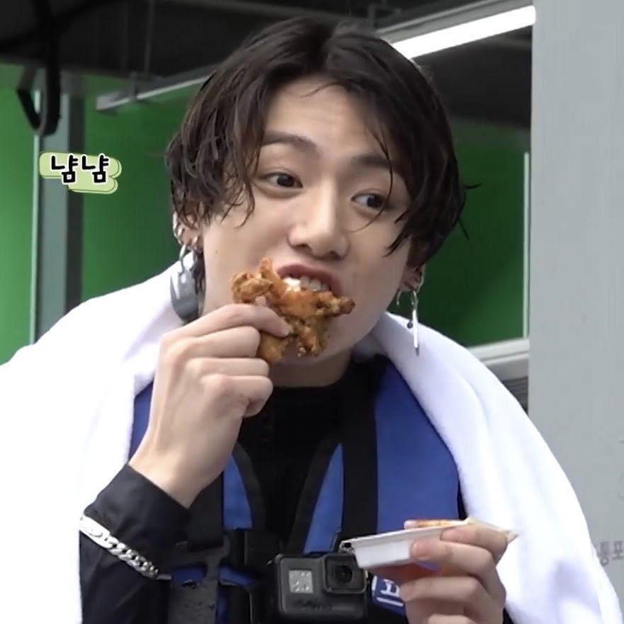 Cara makan Jungkook dan RM BTS