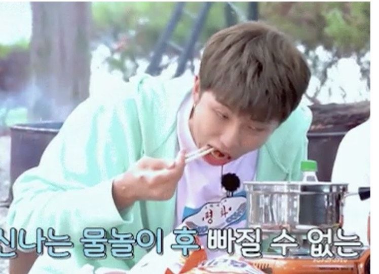 Cara makan Jungkook dan RM BTS