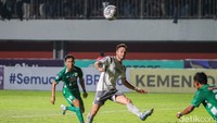 Pada menit ke-6, PSS Sleman kebobolan oleh sontekan striker Persib Bandung, Ciro Alves. Skor 0-1 untuk tim tamu. Foto: Pius Erlangga/detikJateng