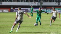 PSS Sleman yang tampil di hadapan ribuan pendukungnya tak mau kecolongan di menit-menit awal. Foto: Pius Erlangga/detikJateng