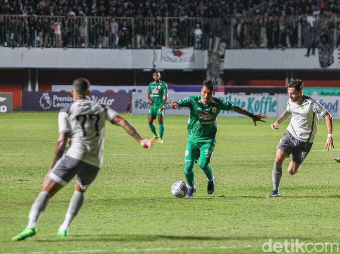 Persib Bandung mengalahkan PSS Sleman dengan skor 1-0 dalam laga pekan kelima BRI Liga 1 2022/2023 di Stadion Maguwoharjo Sleman, DIY, Jumat (19/8/2022) malam.
