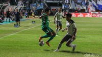 Persib Bandung sebagai tim tamu pun mencoba berinisiatif melakukan serangan lebih dulu. Foto: Pius Erlangga/detikJateng