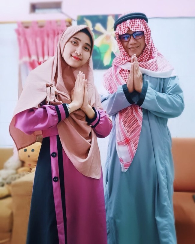 Berikut potretnya dengan istri ketika merayakan Lebaran. Berbeda dari penampilannya sekarang, ia bikin pangling saat bergaya ala Timur Tengah. Foto: Instagram @t__eun22