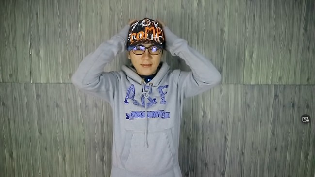 Sebelumnya banyak orang bertanya apakah rambut Pesulap Merah itu asli dan di mana ia mewarnainya. Tapi dalam sebuah video di YouTube, Marcel mengkonfirmasi jika ia memakai wig. Foto: YouTube Pesulap Merah