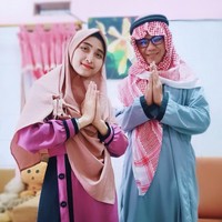 Berikut potretnya dengan istri ketika merayakan Lebaran. Berbeda dari penampilannya sekarang, ia bikin pangling saat bergaya ala Timur Tengah. Foto: Instagram @t__eun22