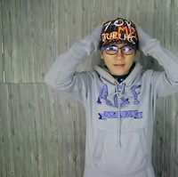 Sebelumnya banyak orang bertanya apakah rambut Pesulap Merah itu asli dan di mana ia mewarnainya. Tapi dalam sebuah video di YouTube, Marcel mengkonfirmasi jika ia memakai wig. Foto: YouTube Pesulap Merah