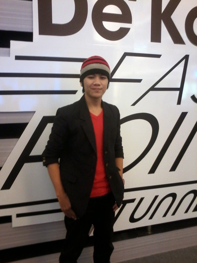 Meski belum merah, terlihat jika Marcel tampil dengan gaya potongan rambut yang serupa dengan wignya sekarang. Sejak dulu ia juga sudah suka mengenakan baju merah. Foto: Blog Marcel Radhival