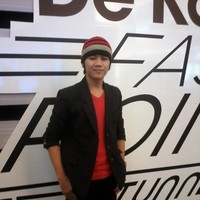 Meski belum merah, terlihat jika Marcel tampil dengan gaya potongan rambut yang serupa dengan wignya sekarang. Sejak dulu ia juga sudah suka mengenakan baju merah. Foto: Blog Marcel Radhival