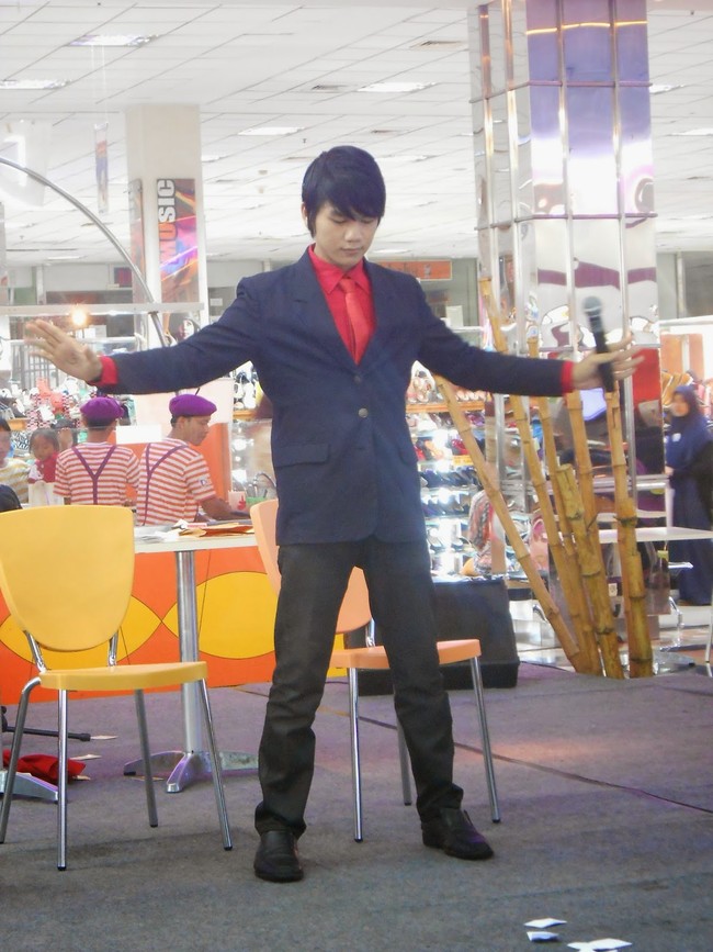 Begini penampilannya saat manggung sebelum terkenal seperti sekarang. Foto: Blog Marcel Radhival