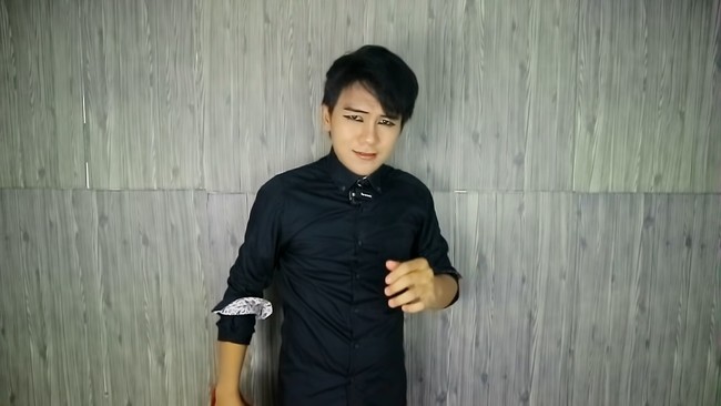 Dalam berbagai kesempatan, pria bernama asli Marcel Radhival tersebut sering menggunakan wig dan baju merah. Ia juga melengkapi penampilan unik tersebut dengan makeup mata. Foto: YouTube Pesulap Merah