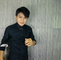 Dalam berbagai kesempatan, pria bernama asli Marcel Radhival tersebut sering menggunakan wig dan baju merah. Ia juga melengkapi penampilan unik tersebut dengan makeup mata. Foto: YouTube Pesulap Merah