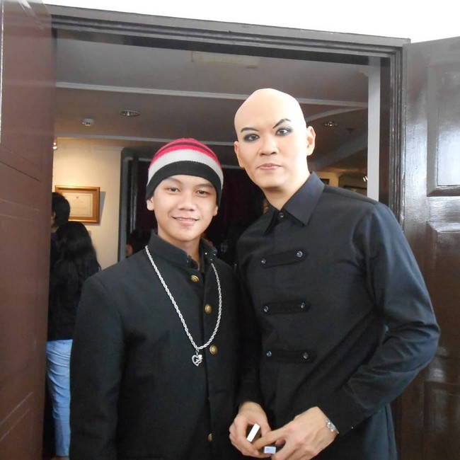 Di akun Instagram, Pesulap Merah memang jarang menampakkan wujud aslinya. Tapi beberapa kali ia mengunggah potret bersama sang idola, Deddy Corbuzier saat belum jadi seperti sekarang.Foto: Instagram Pesulap Merah