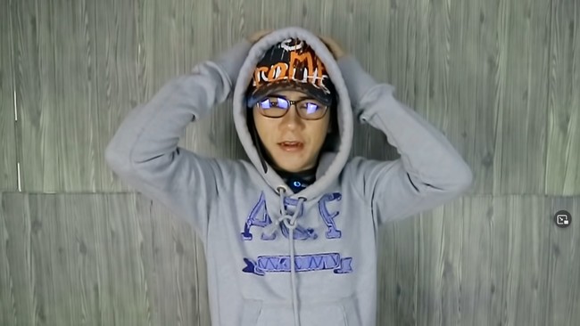 Begini penampilannya saat tidak sedang bekerja. Pesulap Merah memilih tampil kasual dengan hoodie dan topi. Netizen pun terkejut dengan wujud aslinya yang disebut terlihat ganteng dan lebih muda daripada ketika pakai wig dan kostum merah. Tak sedikit yang mengatakan Marcel punya vibe wibu artinya ia terlebih seperti penggemar anime.Foto: YouTube Pesulap Merah